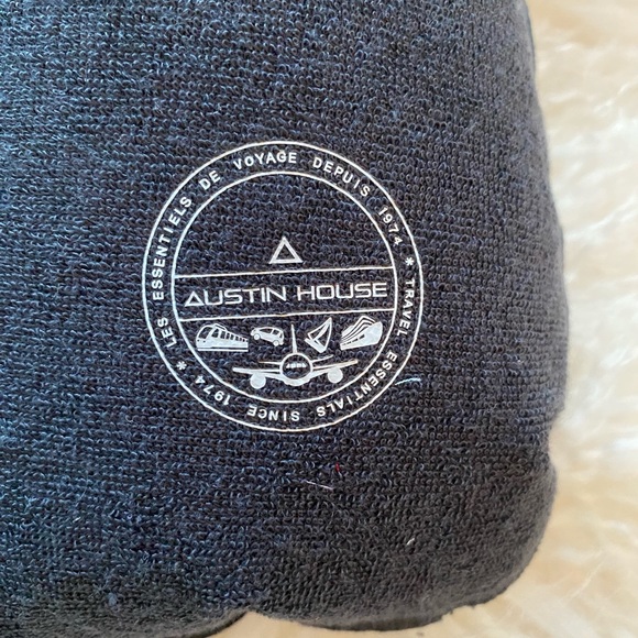EUC like new Austin House deluxe Plush Travel Pillow for Adults!! - Picture 4 of 5